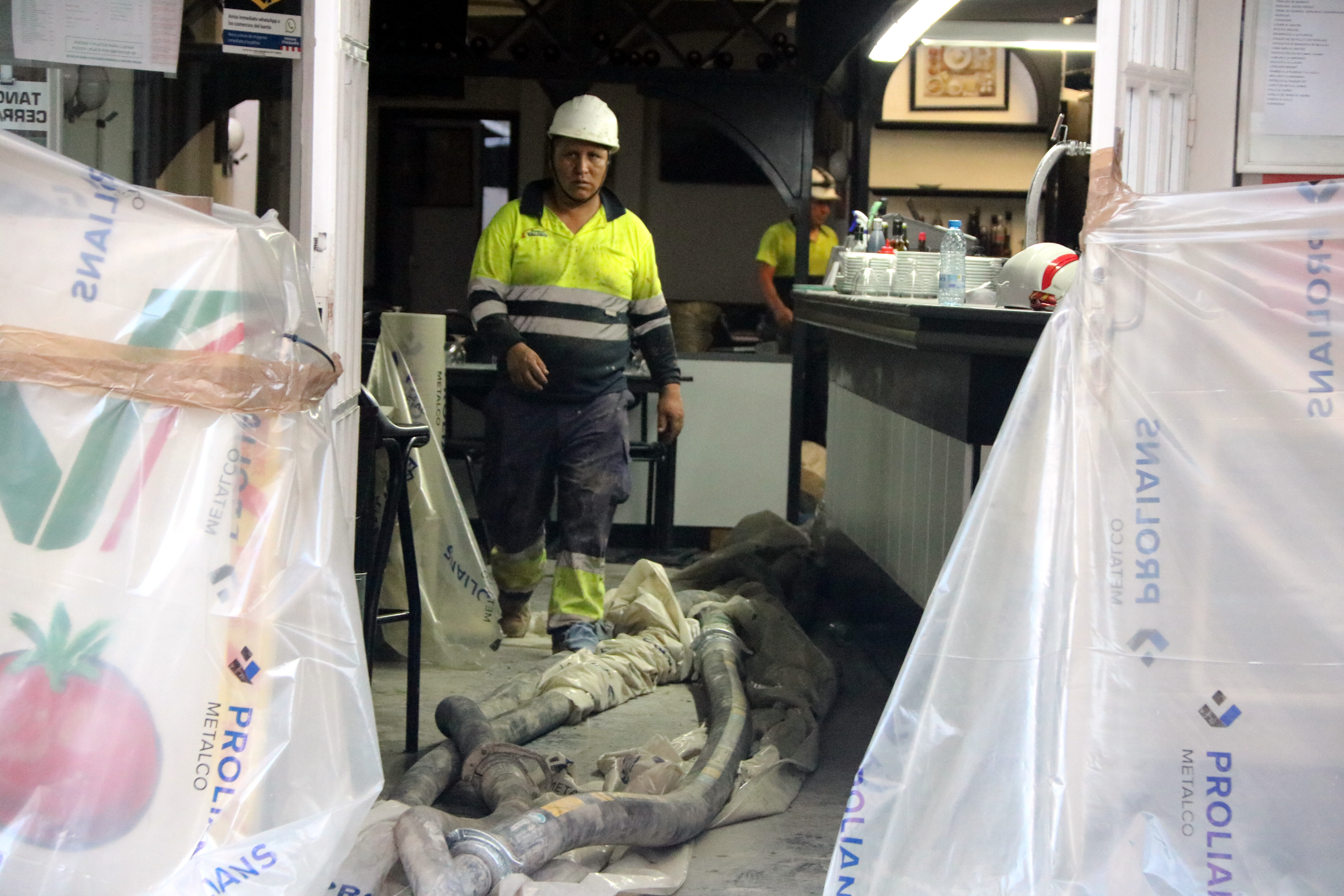 A worker inside the Verona pizzeria on Carrer Teodora Lamadrid