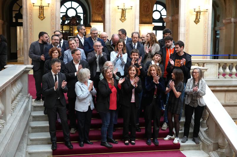 PSC, ERC, Comuns, and CUP lawmakers celebrate the passing of the new seasonal rental regulations, alongside housing minister Sílvia Paneque and representatives from the Tenants Union