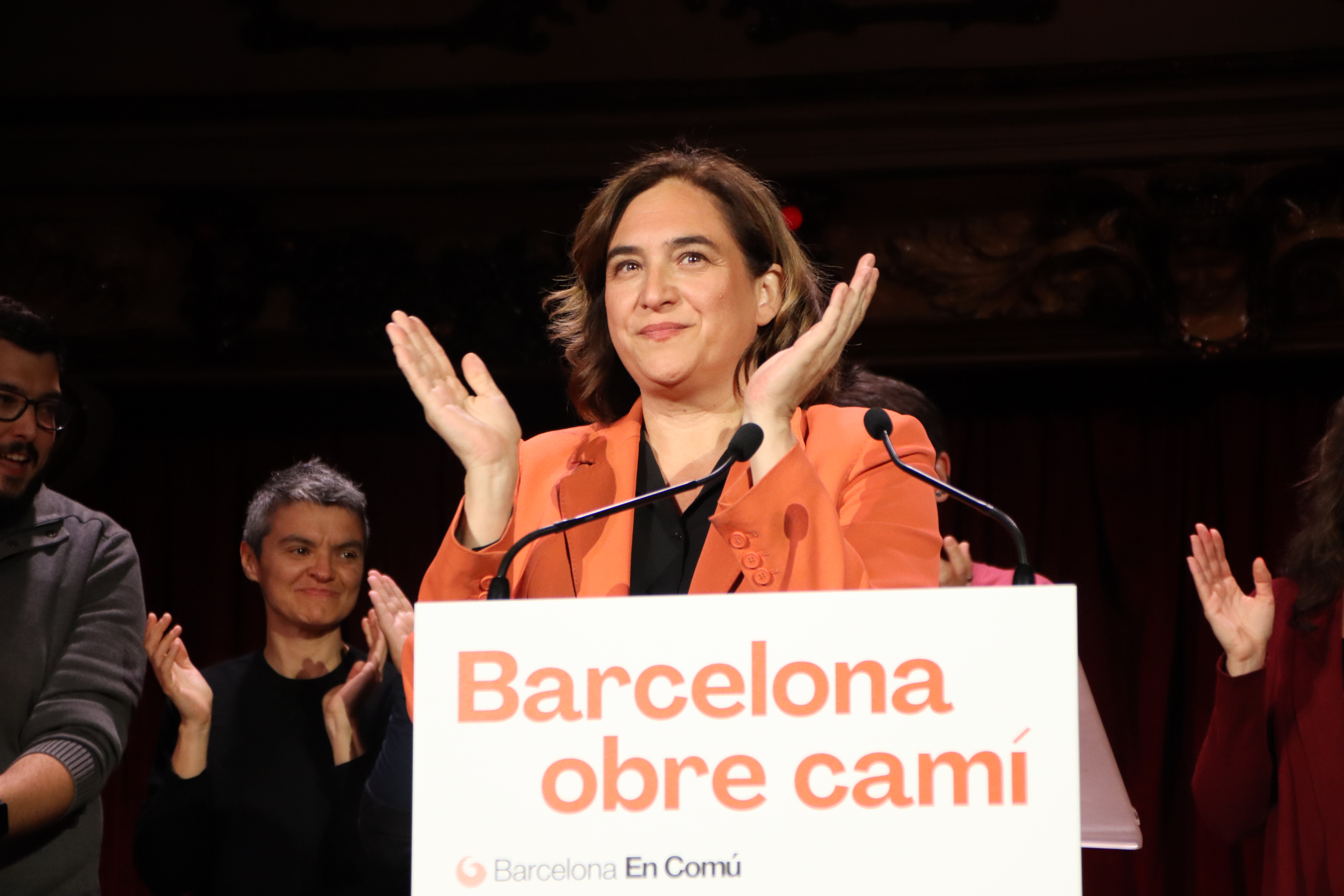 Ada Colau aplaudeix durant l'acte inicial de campanya, a la sala la Paloma
