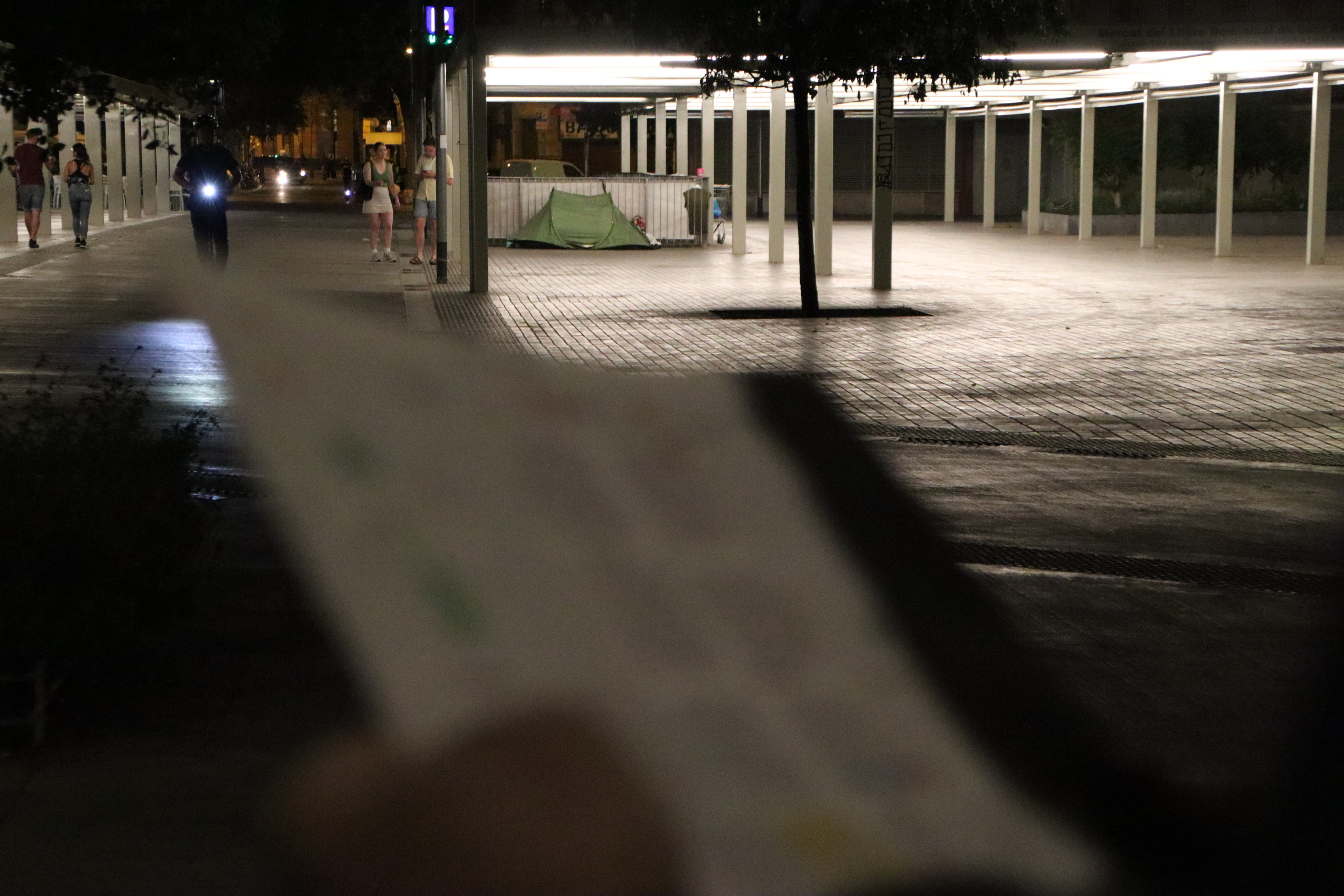 Surroundings of Mercat de Sant Antoni at night.