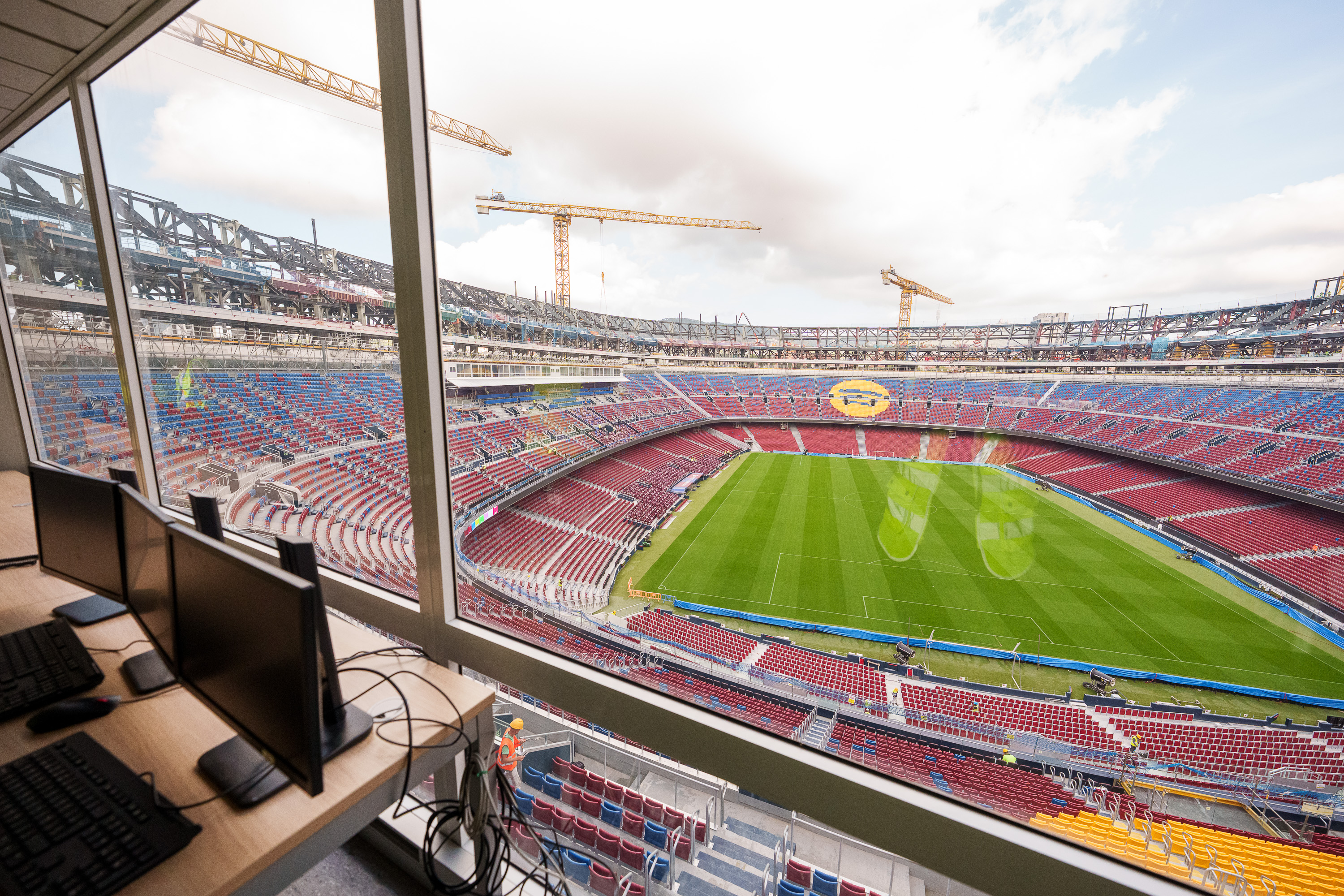Views of the Spotify Camp Nou with several construction cranes in September 2025