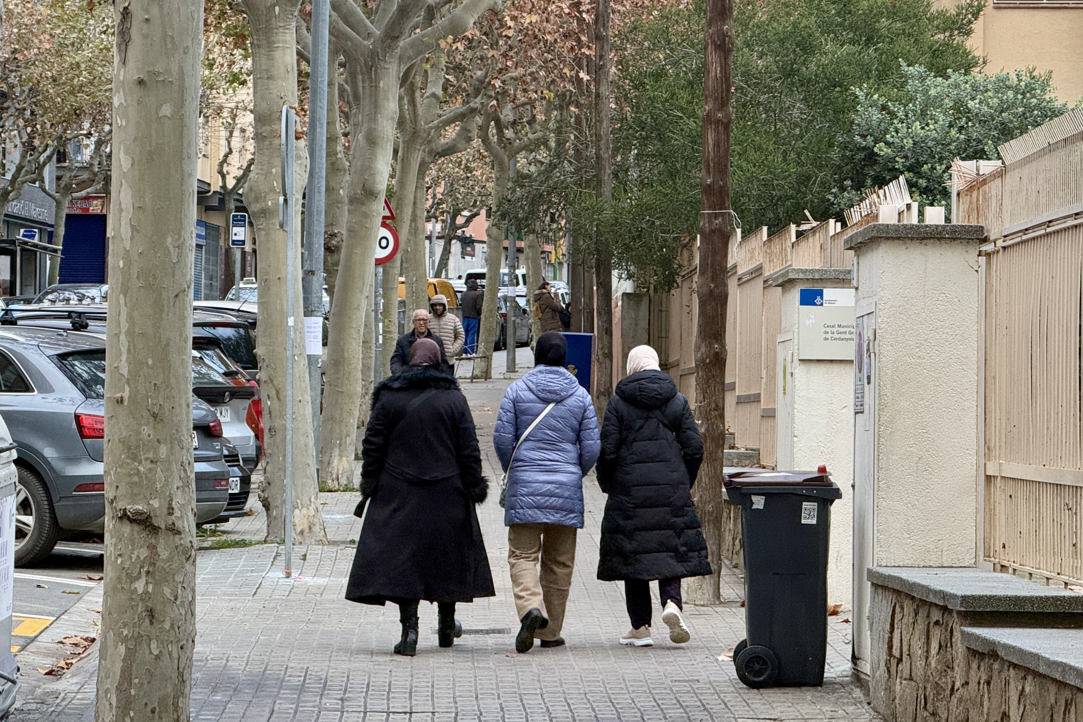 Three women walking through the Cerdanyola neighborhood of Mataró.