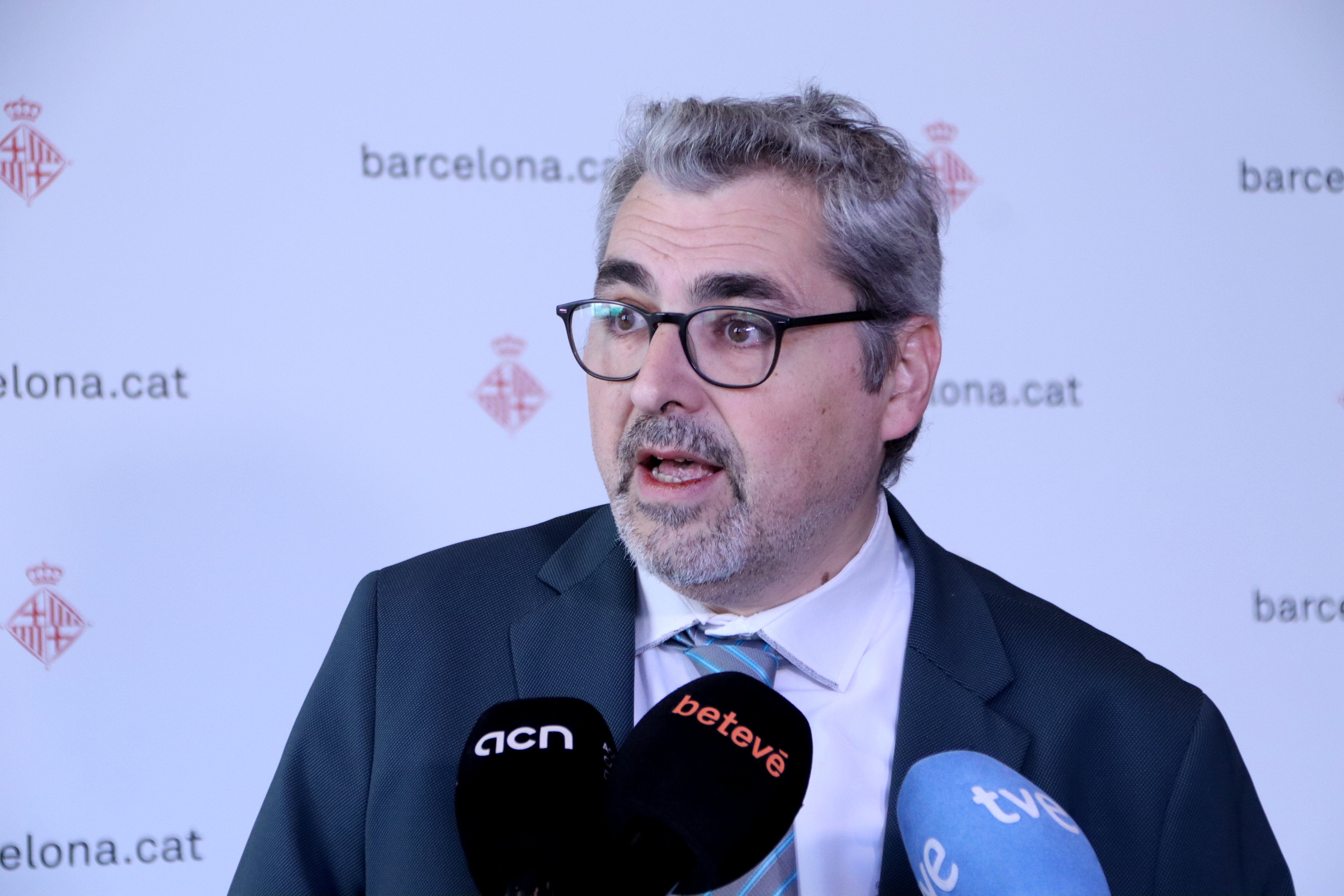 El comissionat d'Habitatge a Barcelona, Joan Ramon Riera, atén els mitjans