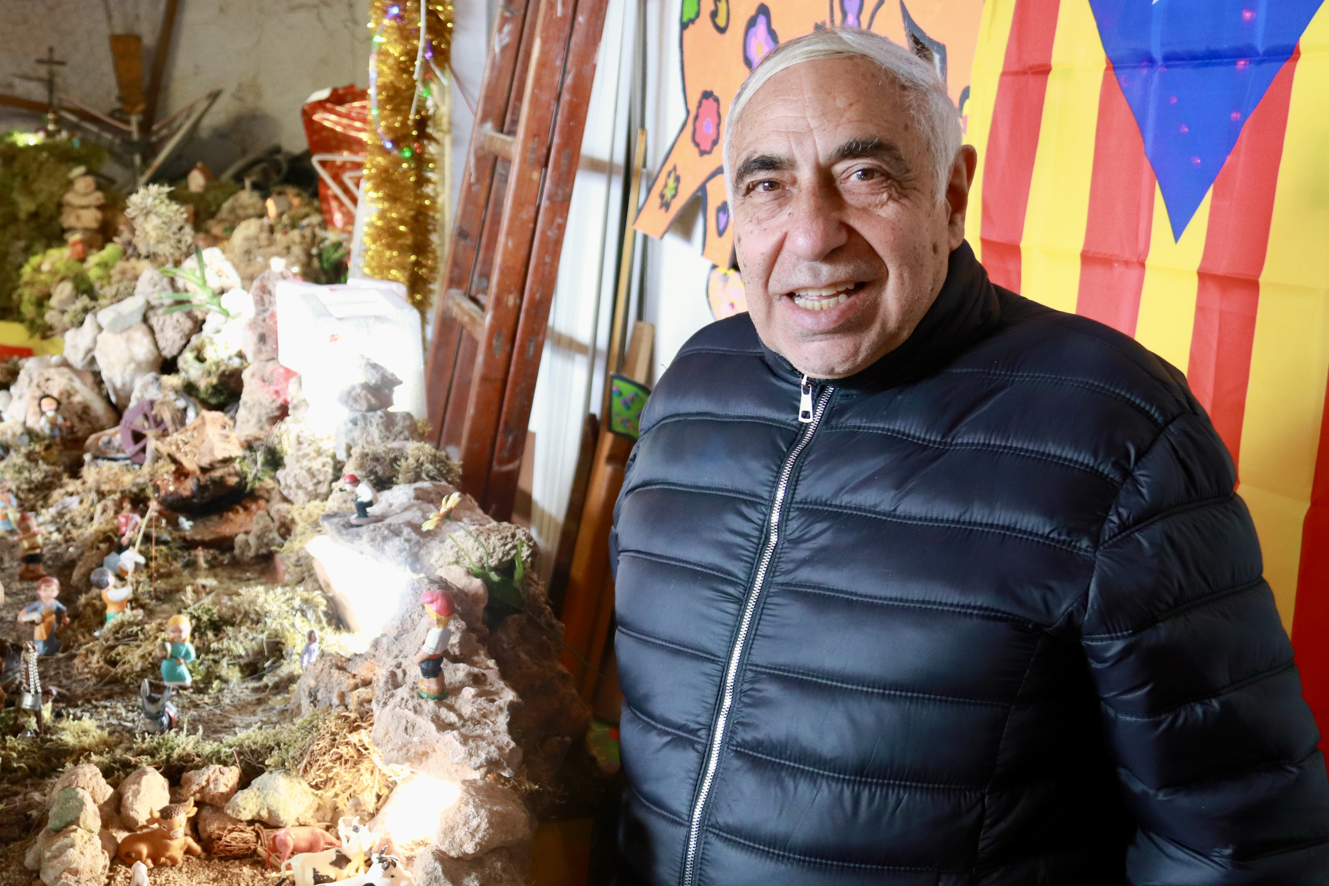 El pessebrista Albert Gomis, fotografiat al costat d'una de les seves creacions després de l'entrevista amb l'ACN.
