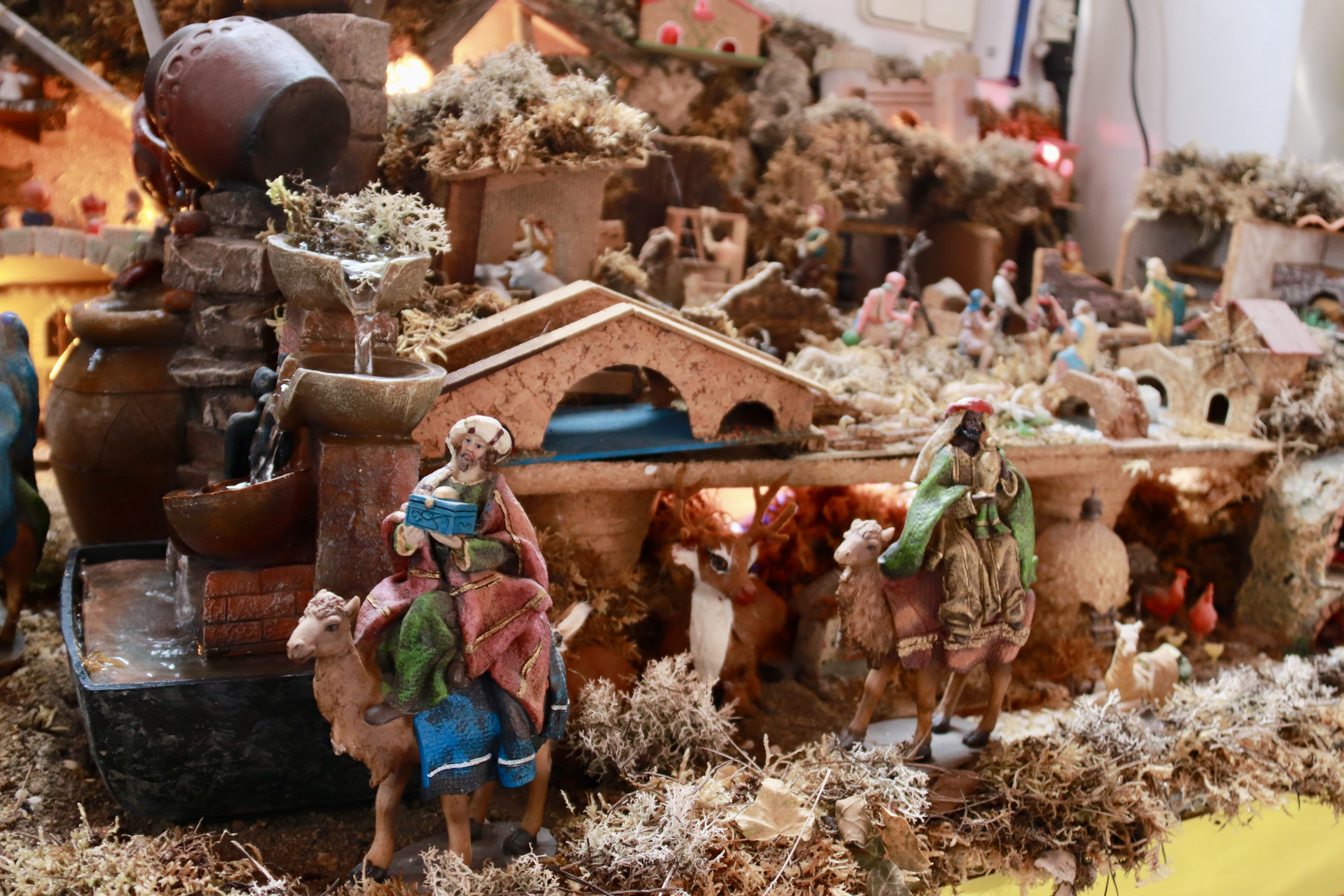 Diversos detalls d'un dels tretze pessebres del veí de Sant Quintí de Mediona Albert Gomis.