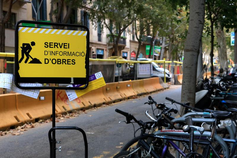 A sign placed at Consell de Cent street during the superblocks constructions on November 18, 2022