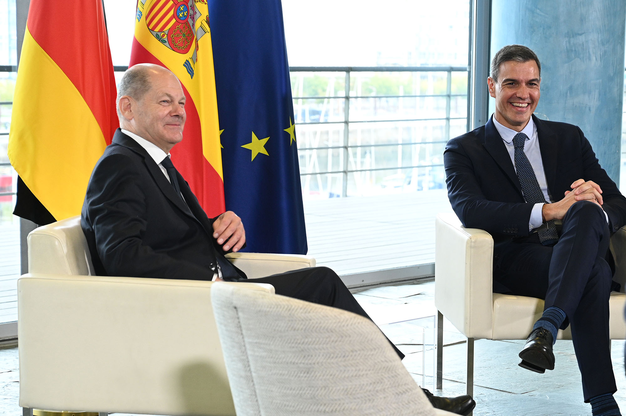 German chancellor, Olaf Scholz, sitting next to Prime Minister Pedro Sánchez, during the XXV Spanish-German summit held in Galicia