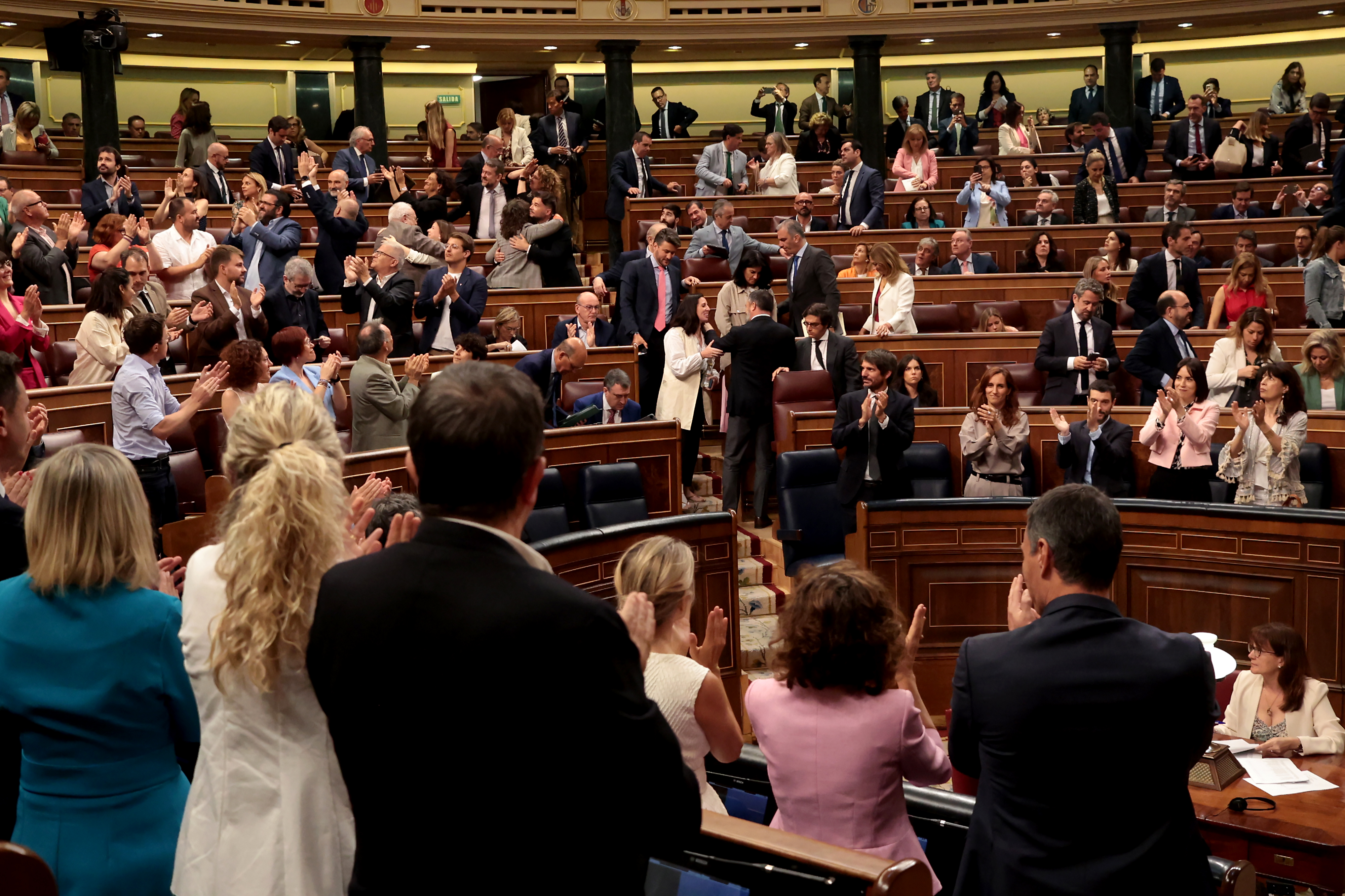 Aplaudiments entre els partidaris de la llei d'amnistia, just després d'anunciar el resultat de la votació que l'aprova al Congrés.