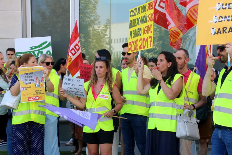 Vueling staff demand better salaries for cabin crew