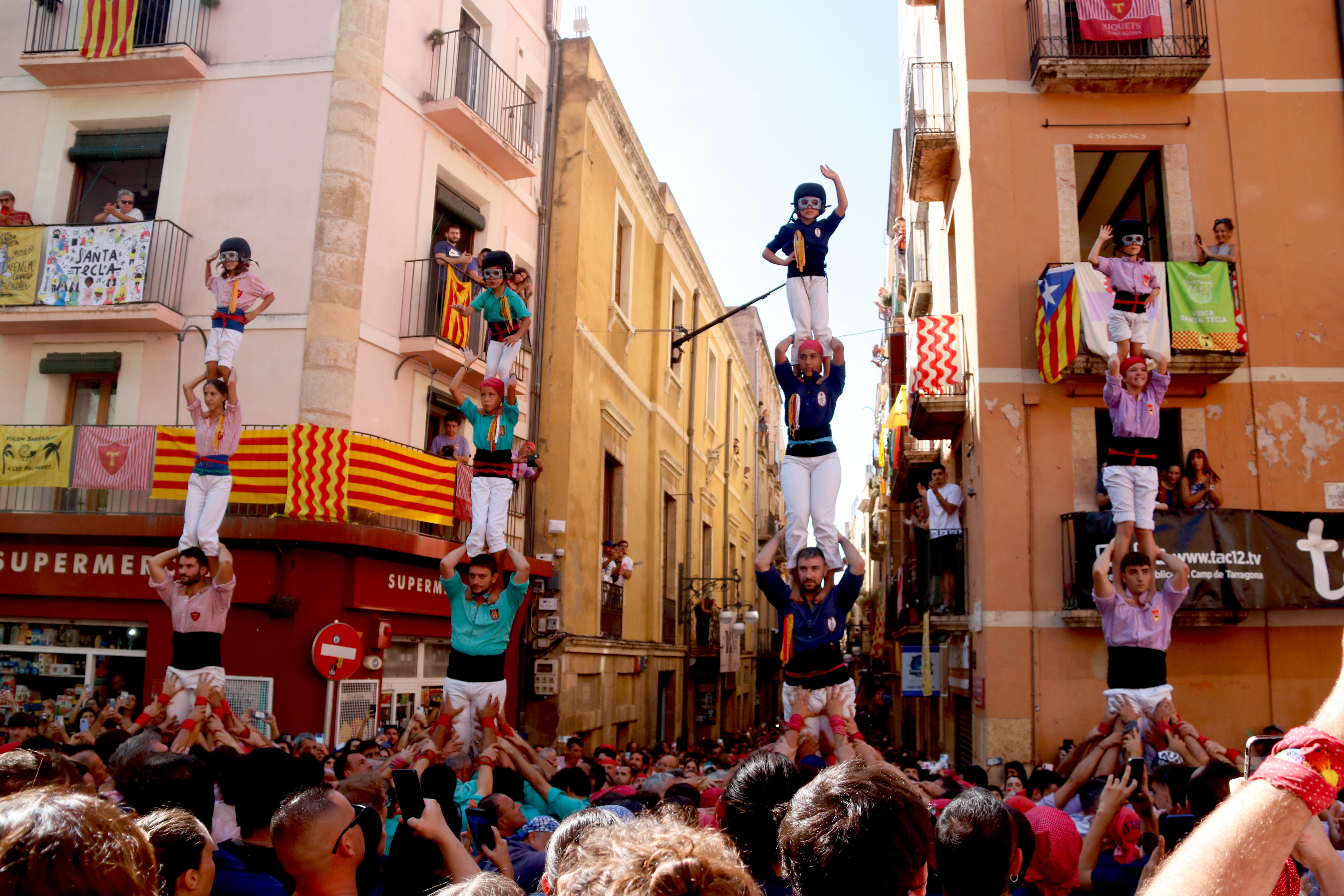 Human towers groups in Tarragona featuring the new helmet and face guard