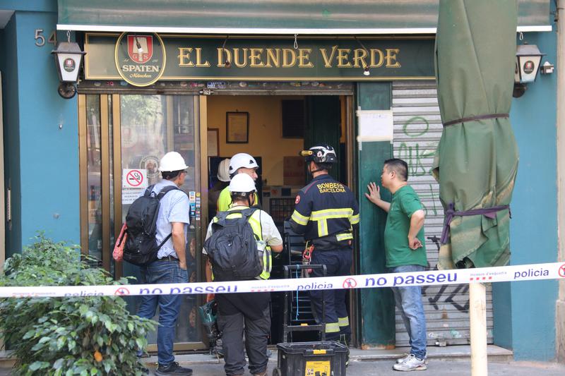 Firefighters inspect a business with its owners to collect data that will help them determine the possible effects of the Putxet sinkhole.