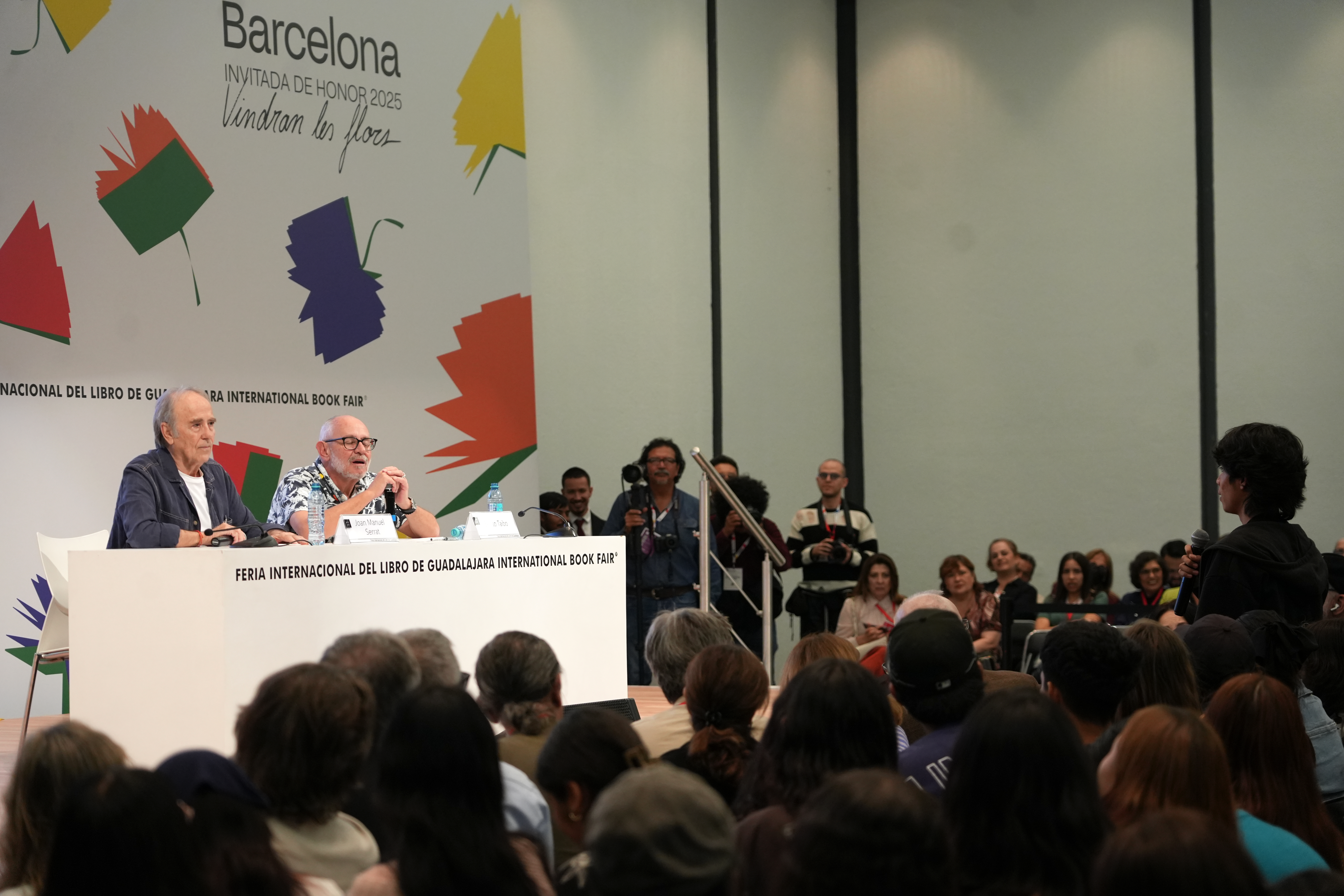 Packed room at Guadalajara Book Fair for Catalan singer Joan Manuel Serrat