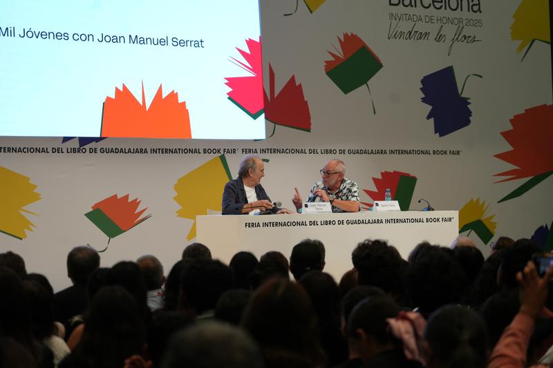 Joan Manuel Serrat abandona durant uns minuts un acte amb joves a la FIL pel soroll del públic que s'ha quedat fora