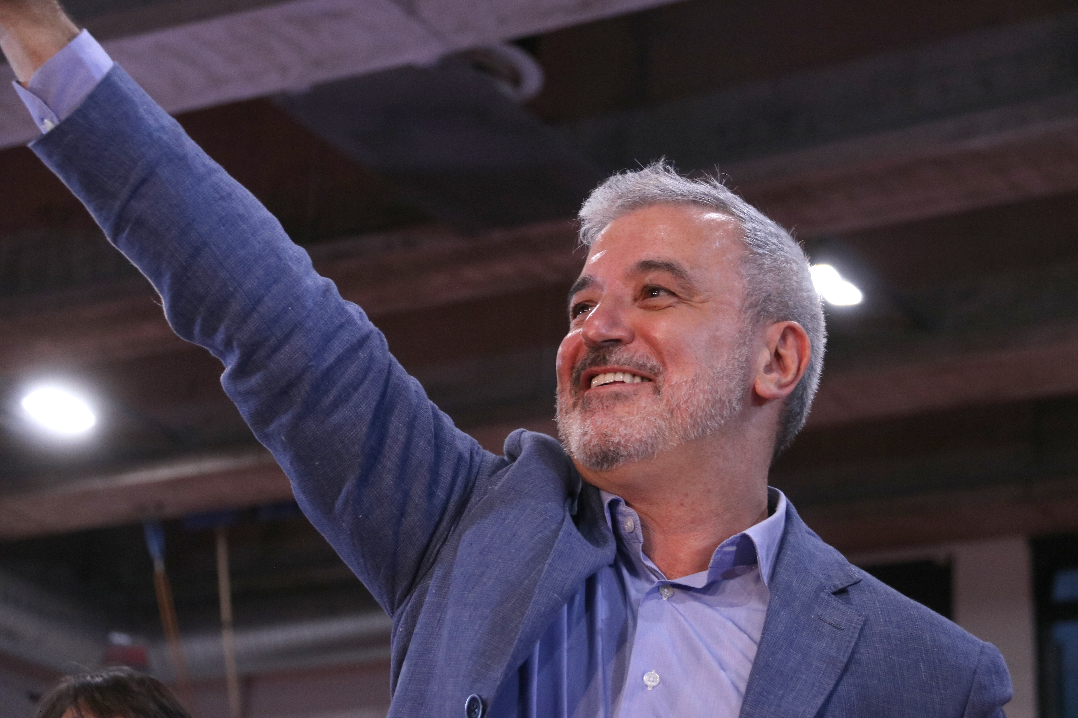 El candidat del PSC, Jaume Collboni, saludant en l'acte d'inici de campanya
