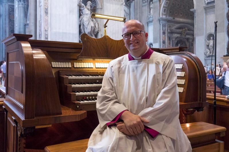 Musician Josep Solé, with the organ of the Basilica of Saint Peter in the Vatican