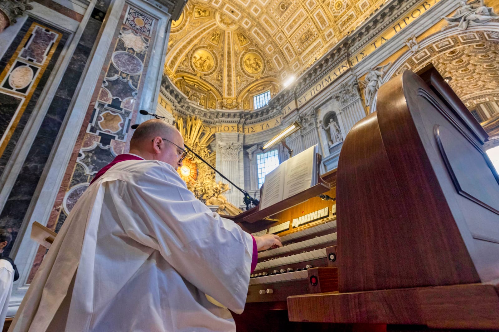 The organist Josep Solé, in the Basilica of Sant Pere