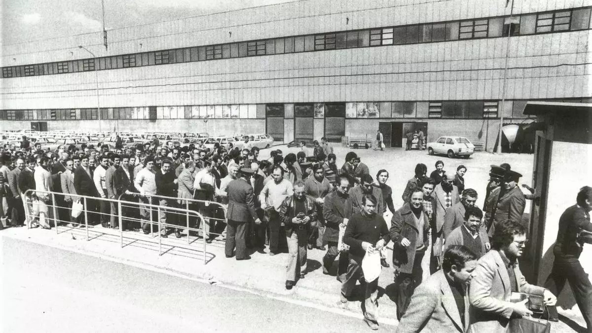 Shift change at the SEAT factory in the 1970s