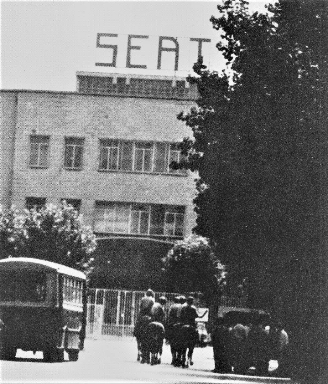 One of the few images that exist showing police cavalry outside the SEAT factory in October 1971