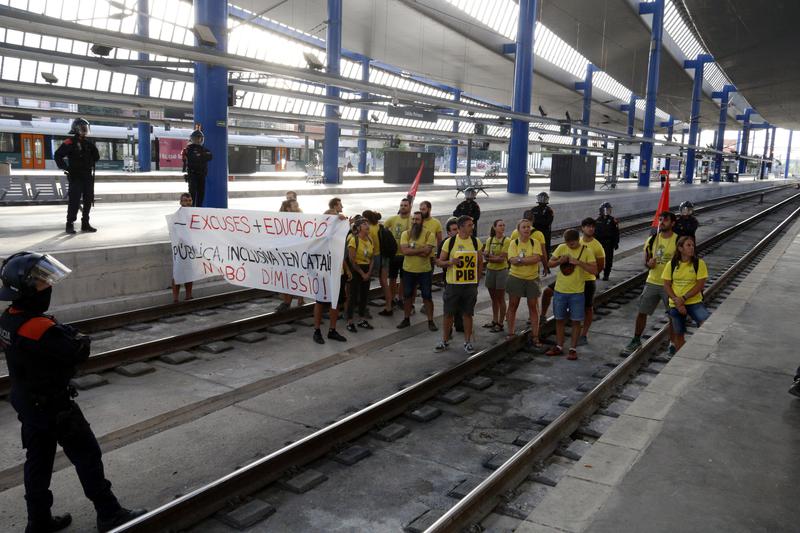 Teachers on strike block the high-speed rail tracks in Lleida