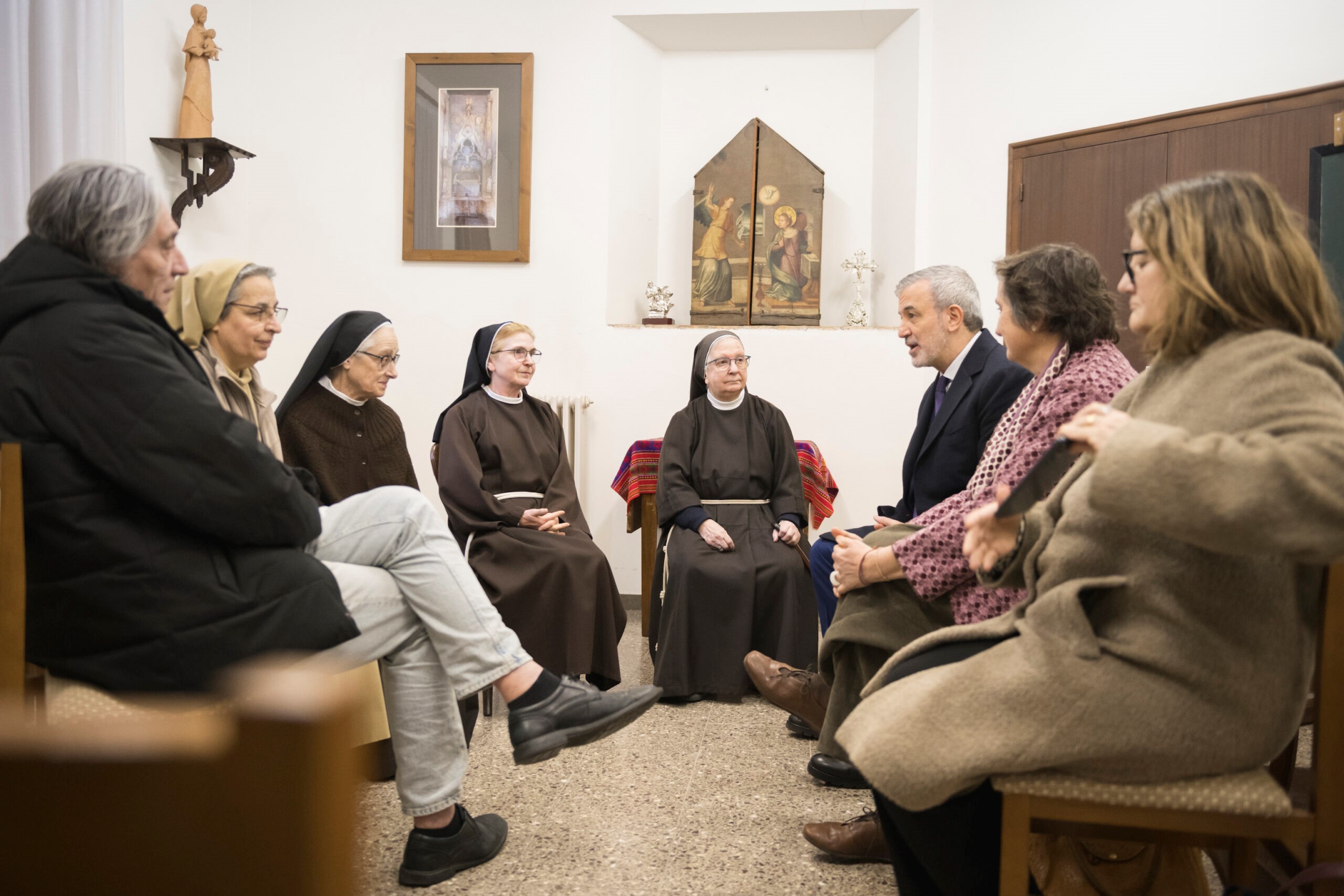 Collboni and members of the city council meet with the Poor Clares nuns in the Pedralbes Monastery