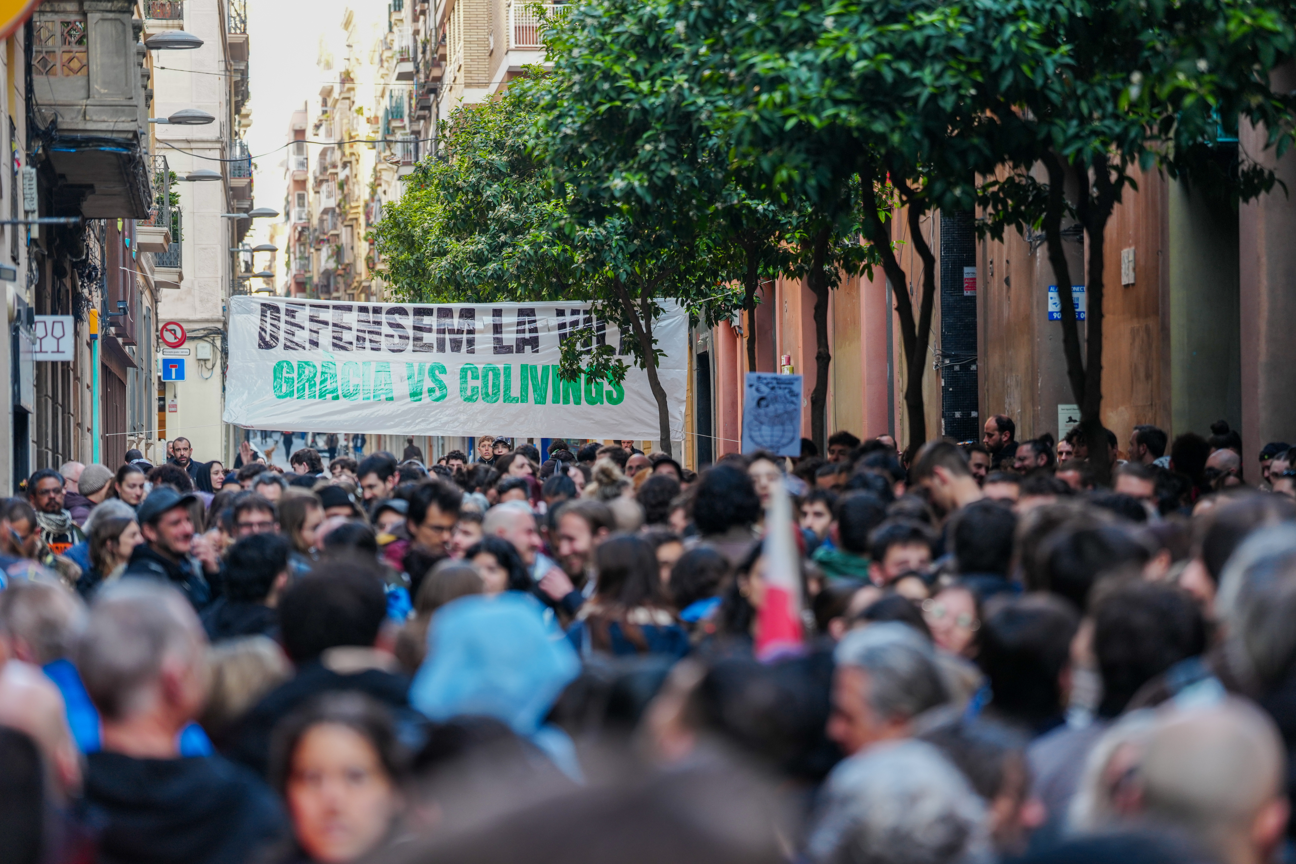 Citizens gathered outside the San Agustí 14 building.
