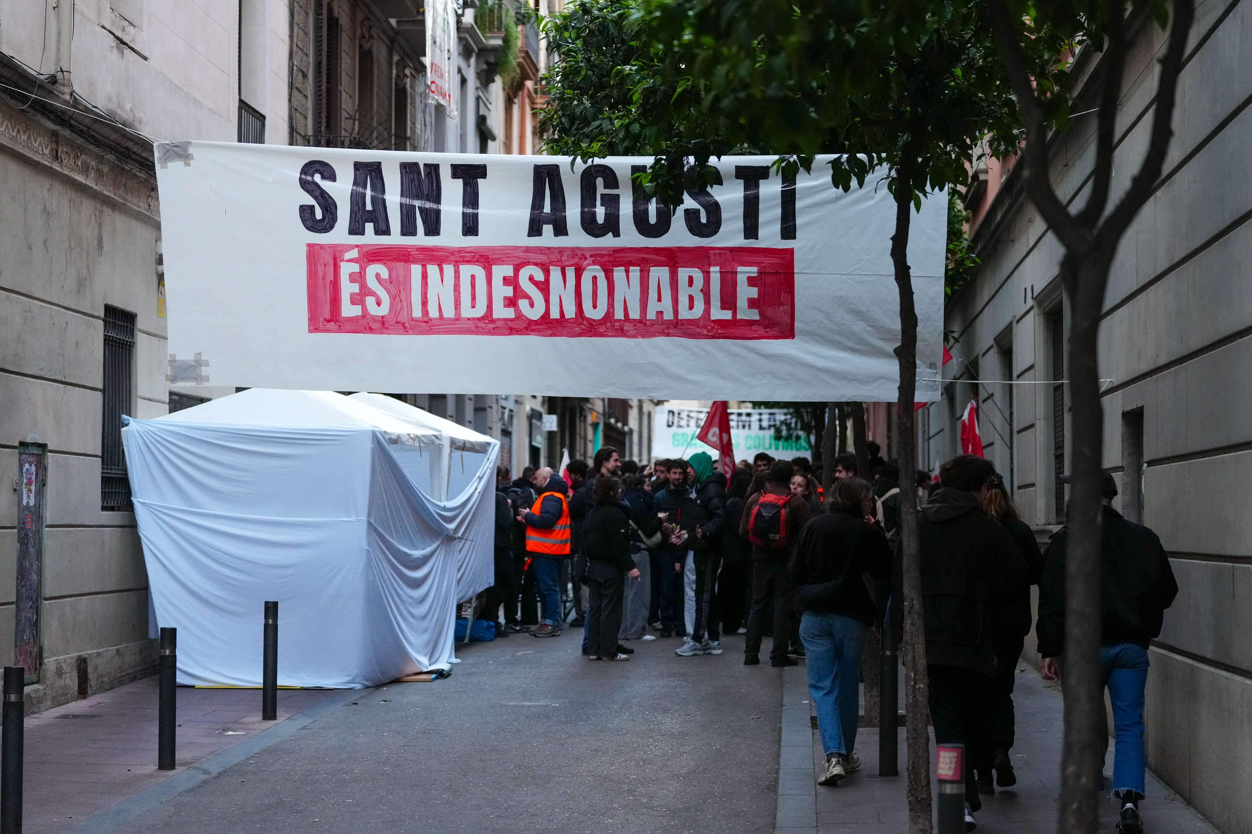 Citizens gathered outside the San Agustí 14 building.