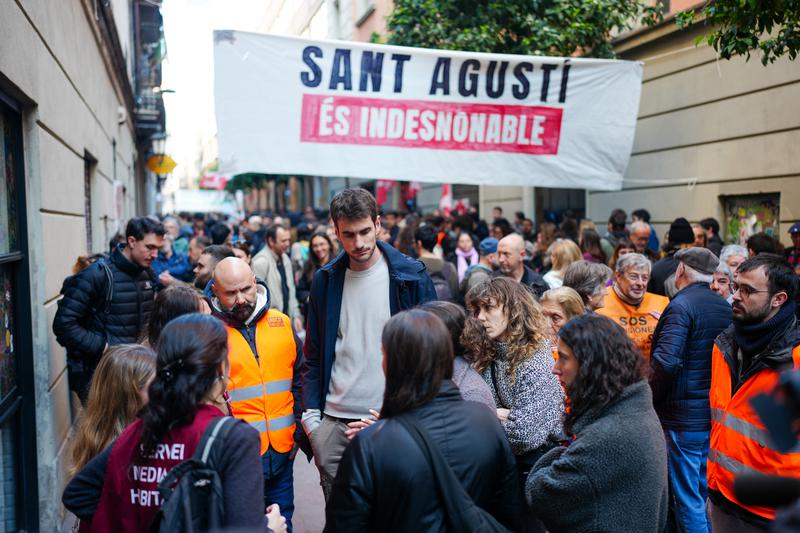 Txema Escorsa, the Sant Agustí's neighbour facing eviction, with mediators.