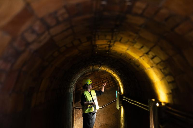 A professional explores the new raid shelter opened in the Torre de la Sagrera building in Barcelona