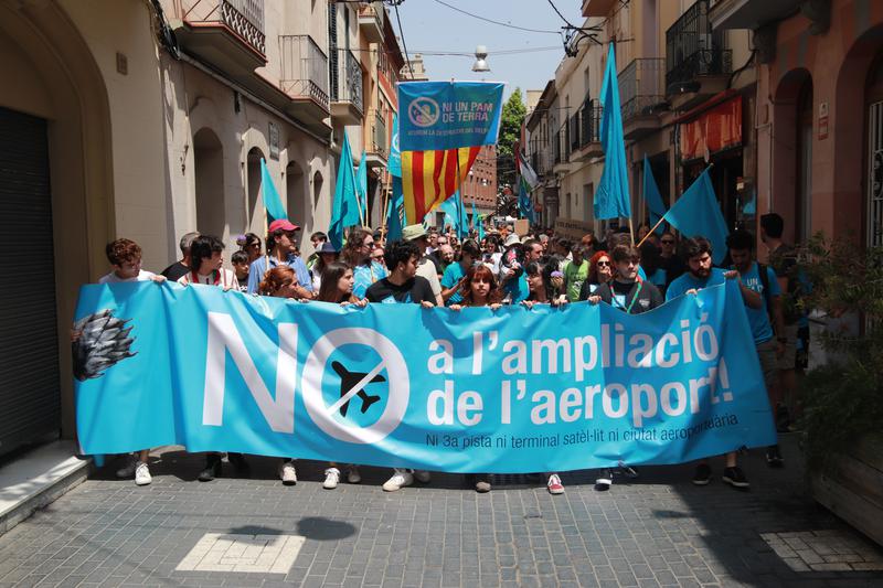 Protesters lead the march in El Prat de Llobregat against the planned airport expansion, with around a thousand in attendance
