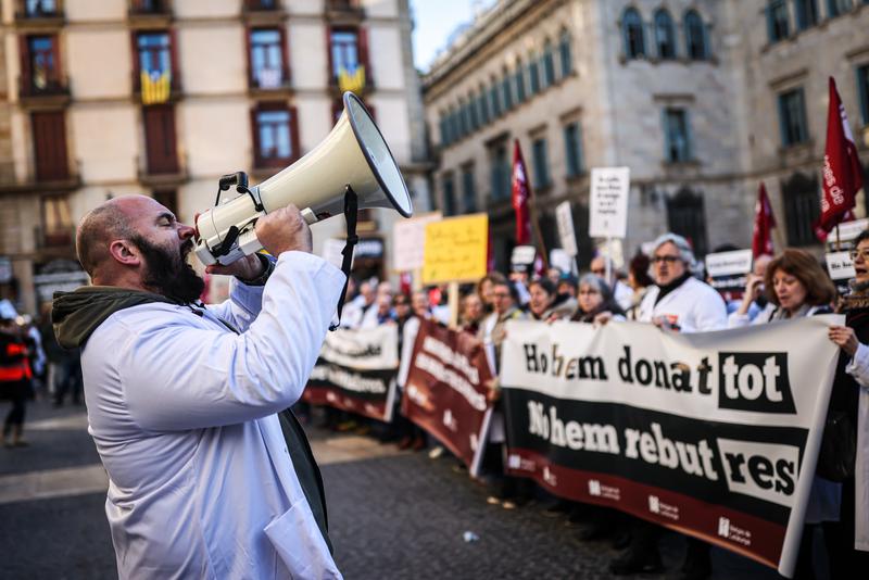 A doctor demonstrates in front of the Catalan government HQ during a Metges de Catalunya doctors' union protest on January 26, 2023