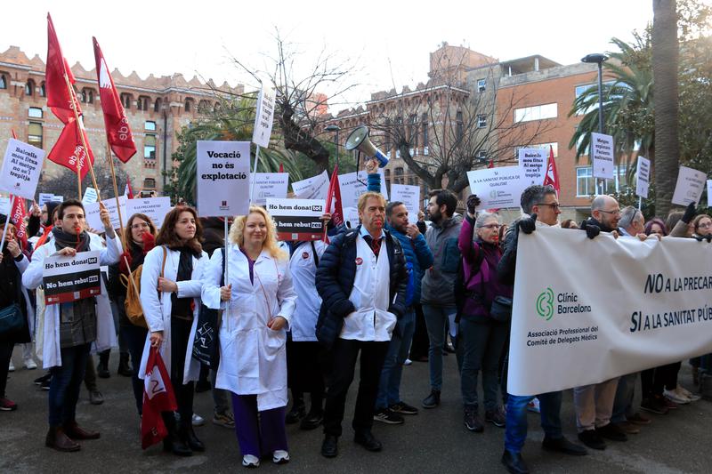 Protesters taking part in the strike called by the Doctors of Catalonia union