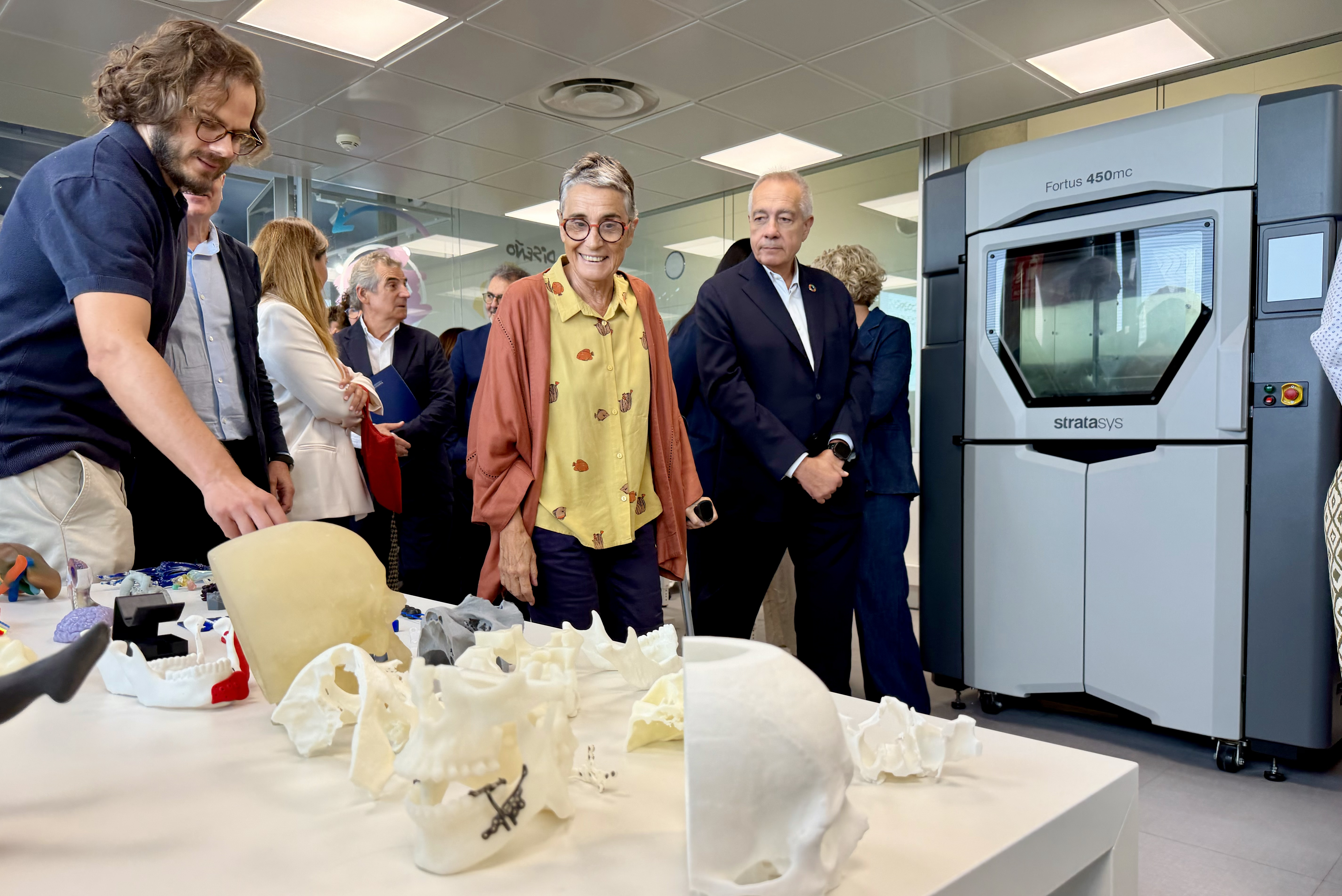 Health Minister Olga Pané and CZF Executive President Pere Navarro at the 3D Incubator laboratory