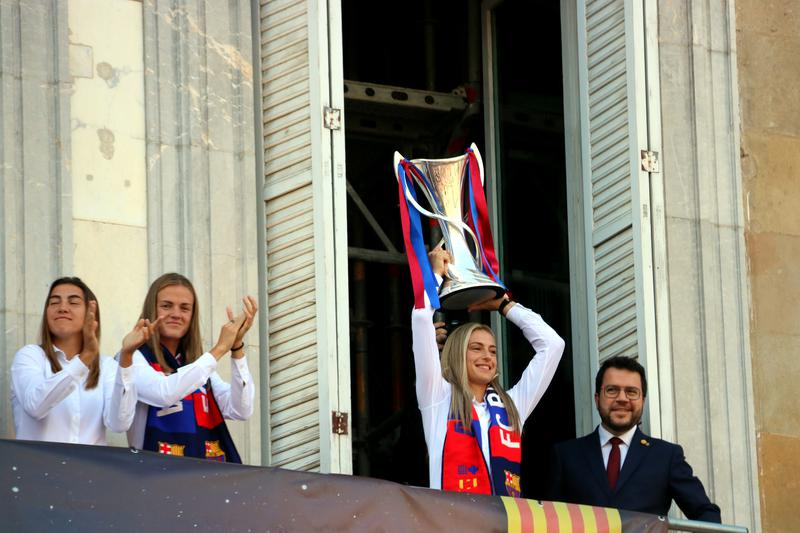 Barça's Alexia Putellas lifts the Champions League trophy in front of home fans in a ceremony celebrating the team's 2023 triumph 