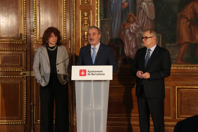 The Mayor of Barcelona, Jaume Collboni, appears accompanied by the Deputy Mayor for Mobility, Laia Bonet; and the Deputy Mayor for Economy, Jordi Valls