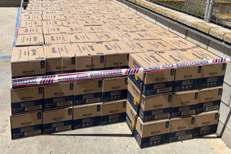 Mossos d'Esquadra police found 370 boxes of Corona beer at an abandoned truck