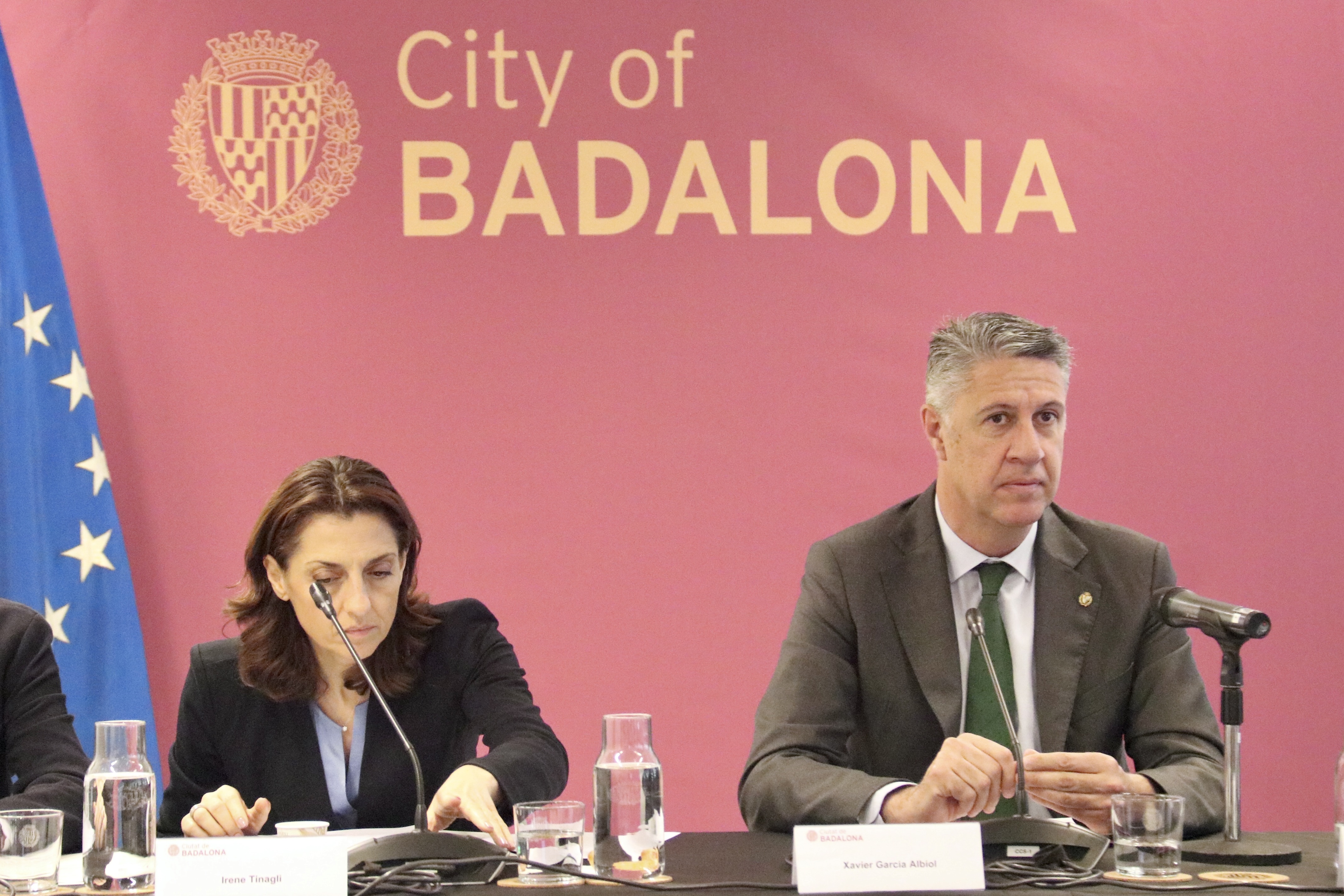 La presidenta de la comissió especial sobre la Crisi de l'Habitatge del Parlament Europeu, Irene Tinagli, i l'alcalde de Badalona, Xavier Garcia Albiol.