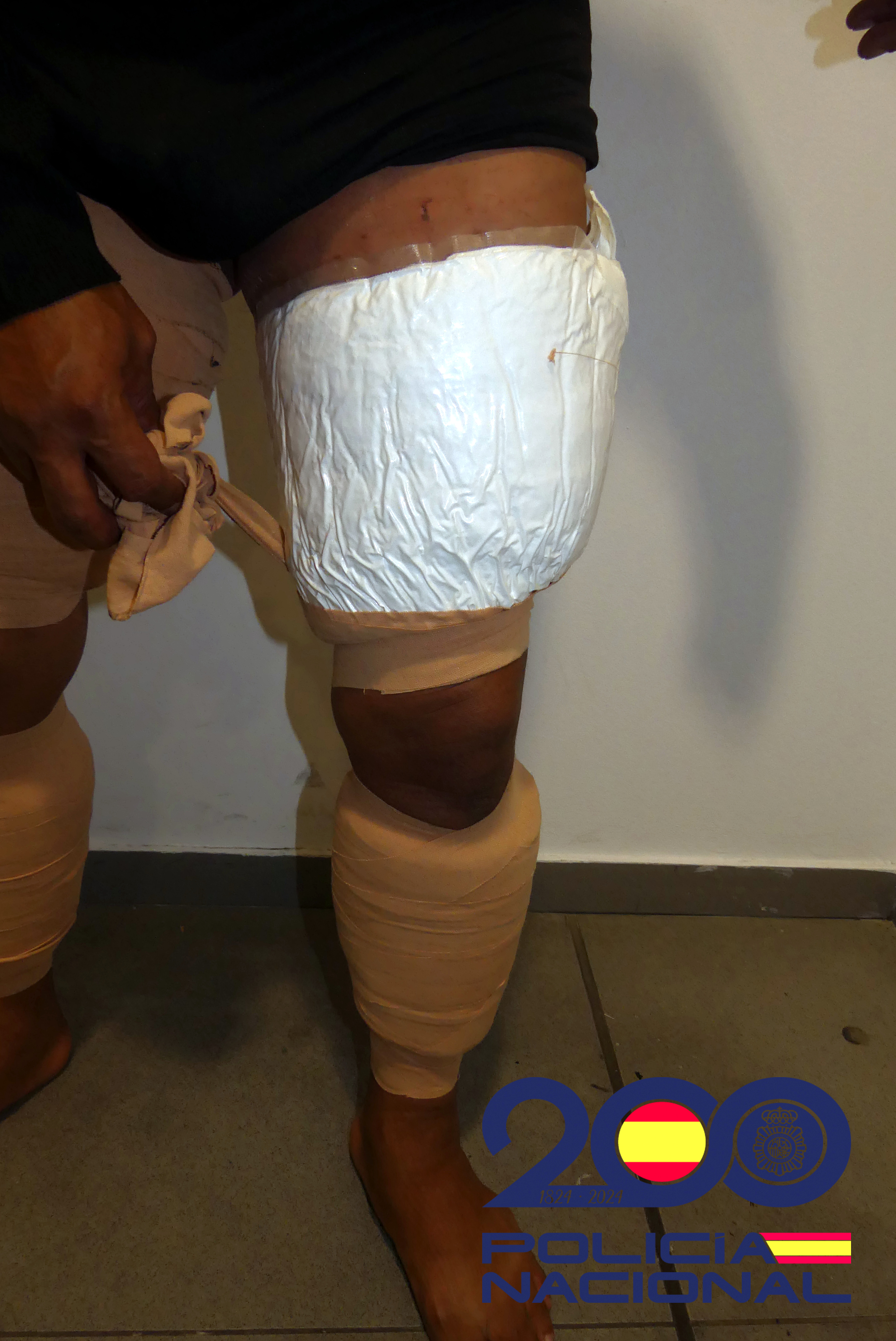 Drugs wrapped around one of the detainees' legs in Barcelona-El Prat airport