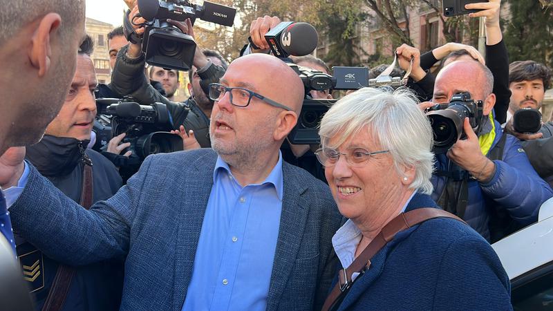 Lawyer Gonzalo Boye and MEP Clara Ponsatí in the moment of the politician's arrest upon returning to Barcelona on March 28, 2023