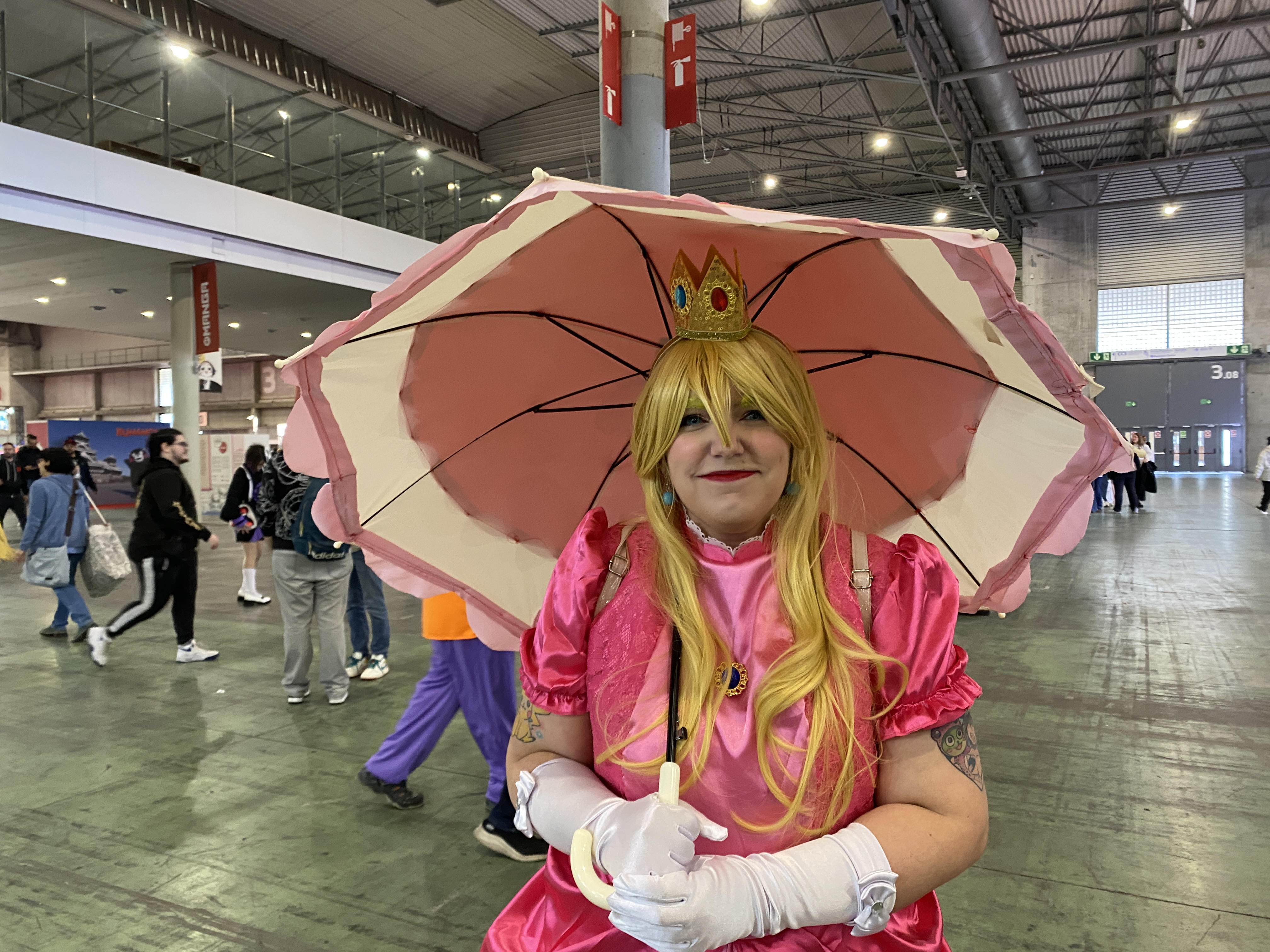 Beatriz Alcaide dressed as Princess Peach from the Mario franchise