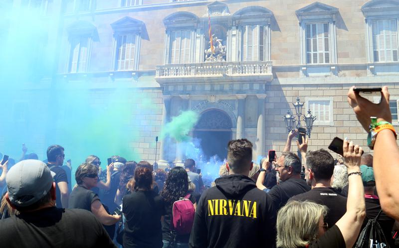 Prison workers protest in Barcelona for better security in their workplaces