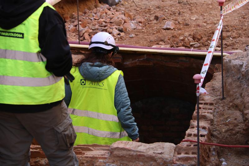 Archaeologists descend into the air-raid shelter in Sants-Montjuïc district