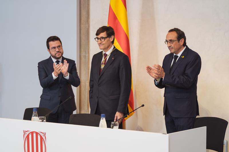 Salvador Illa, the new president of Catalonia, with former president Pere Aragonès and the Parliament president Josep Rull