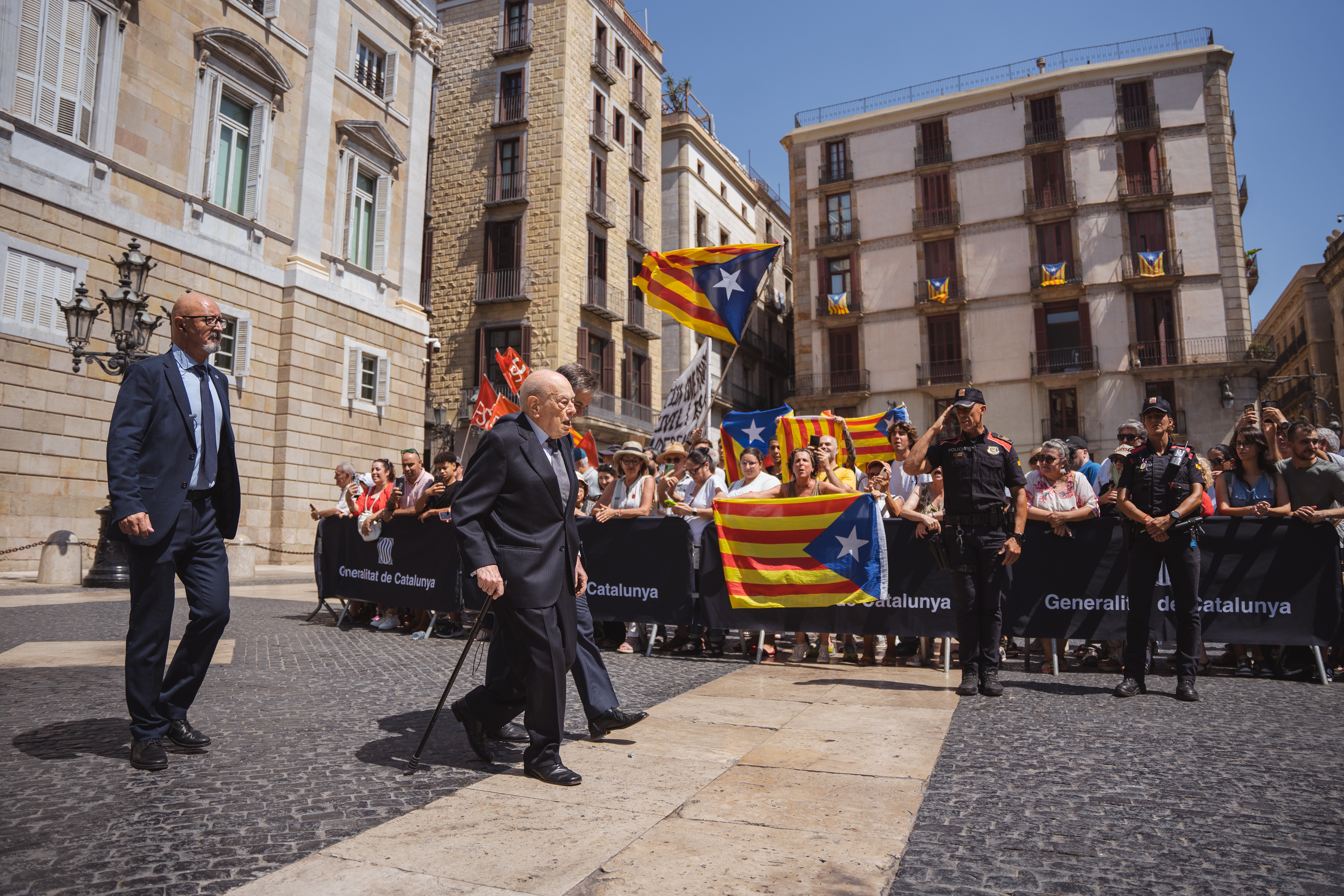 Former Catalan president Jordi Pujol leaves the government headquarters in front of thousands in August 2024