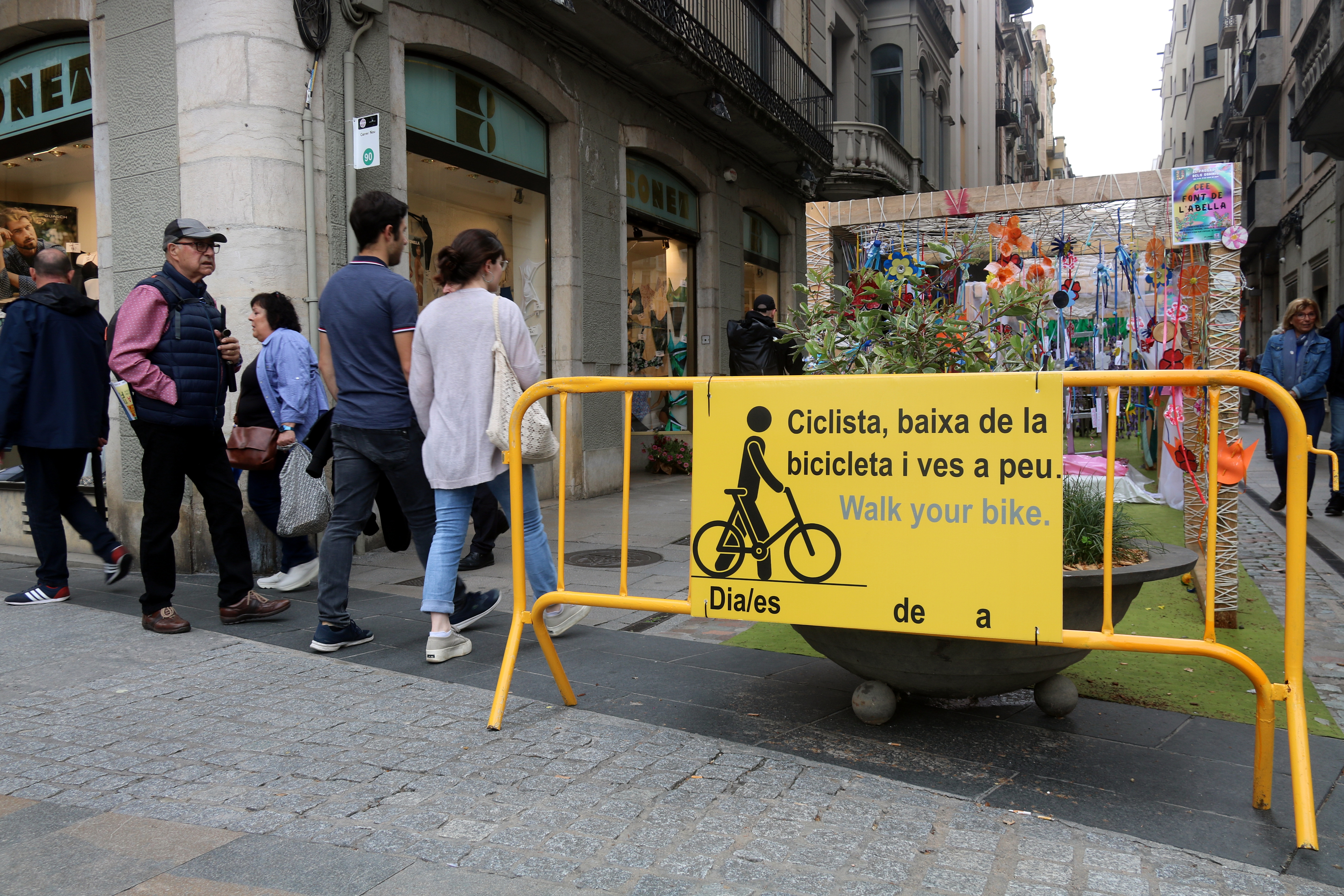 A sign in the center of Girona asking cyclists to dismount their bikes