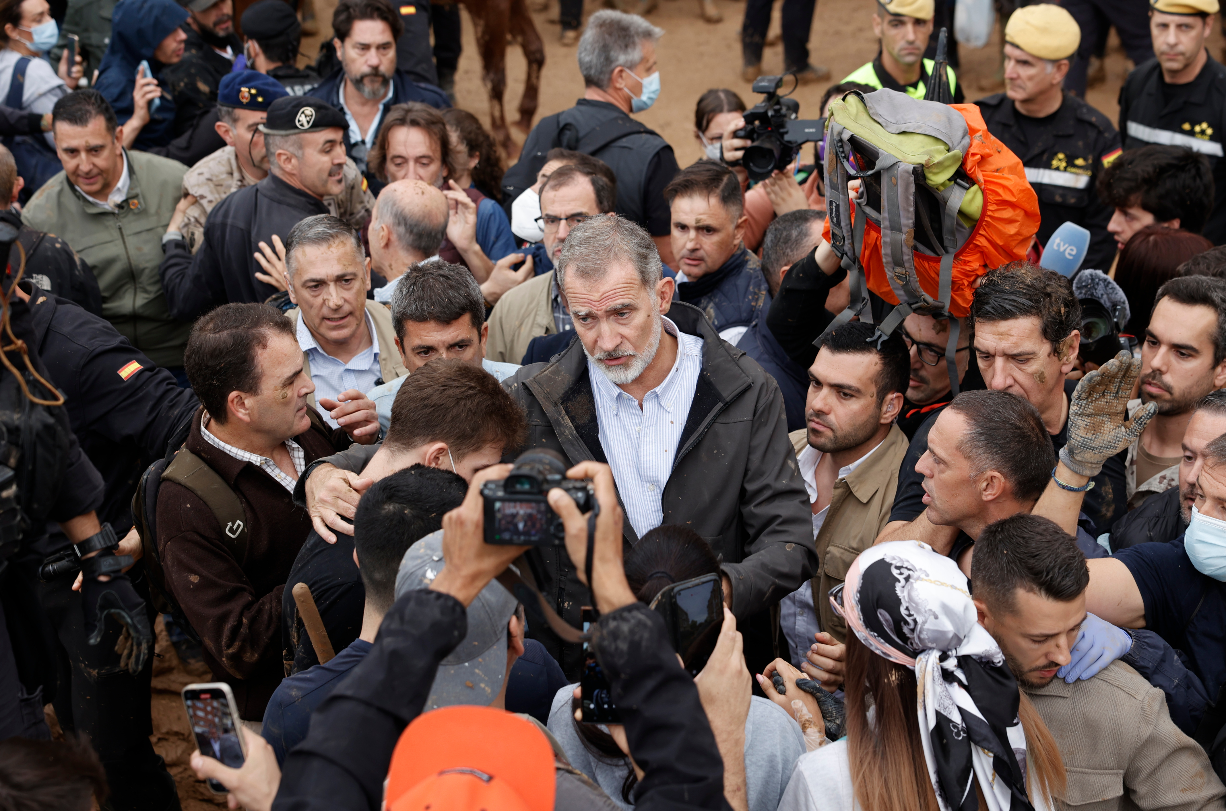 King Felipe VI received with protests during his visit to the flood-affected area in Valencia