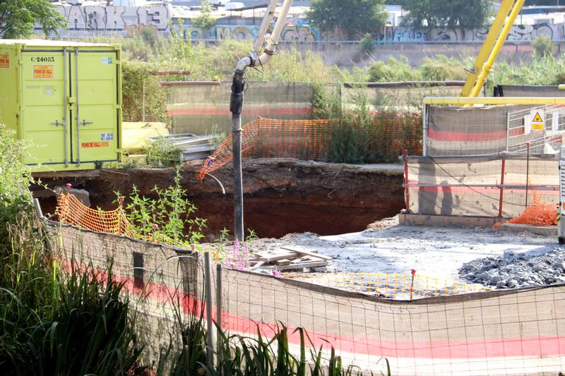 Image of the sinkhole in the train works between Barcelona and Montcada i Reixac, while concrete is being injected into it