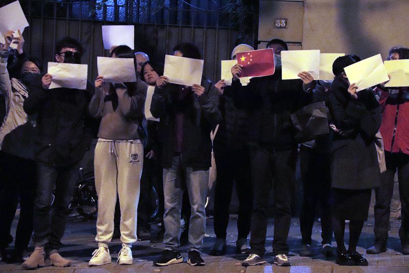 Some of the people demonstrating against the Chinese regime in Barcelona rejecting to be photographed for "fear"