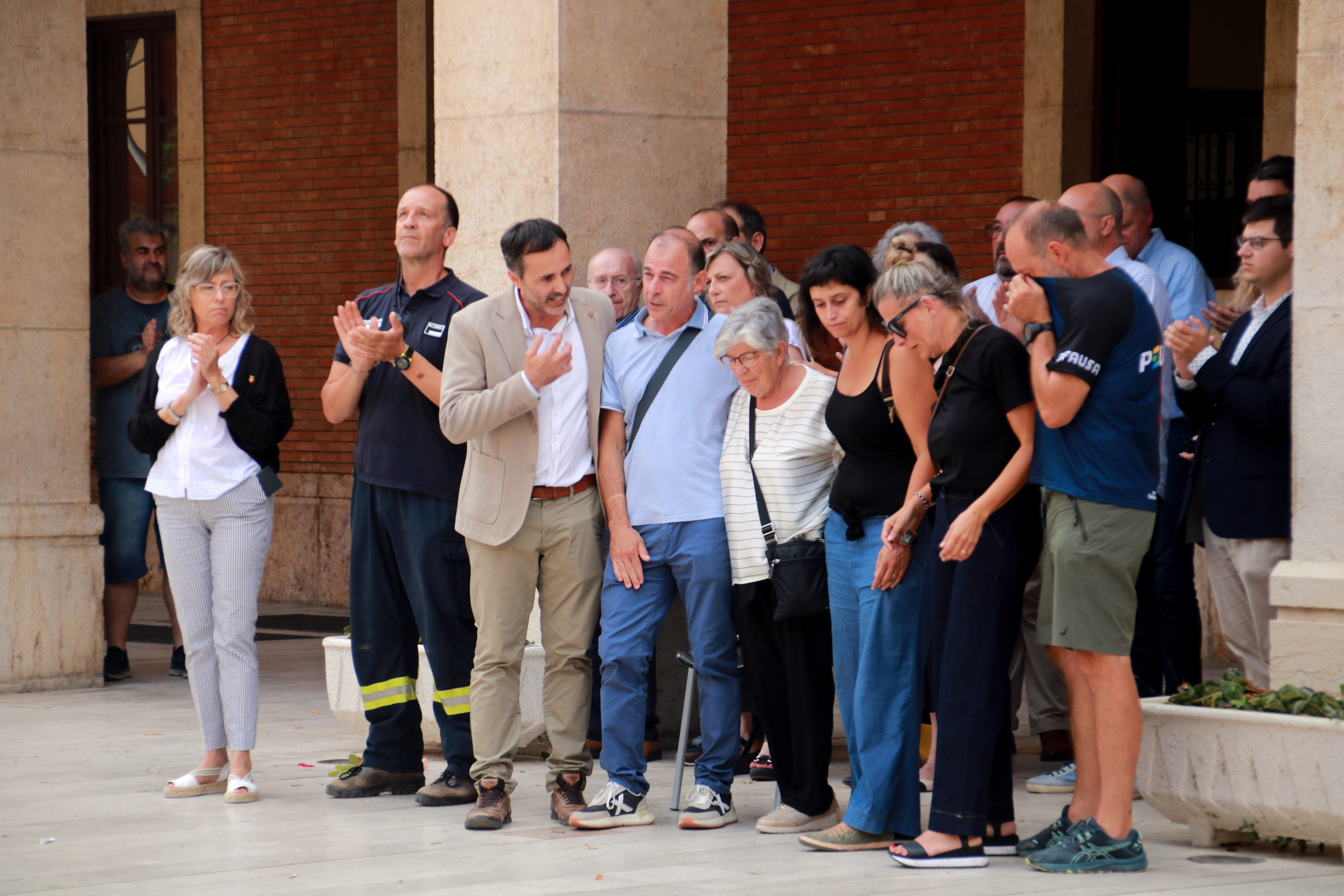 Tortosa mayor with the family of the deceased firefighter