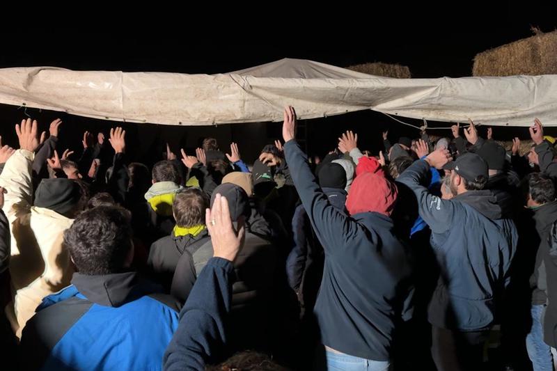 Farmers protesting on the AP-7 vote to end the blockade