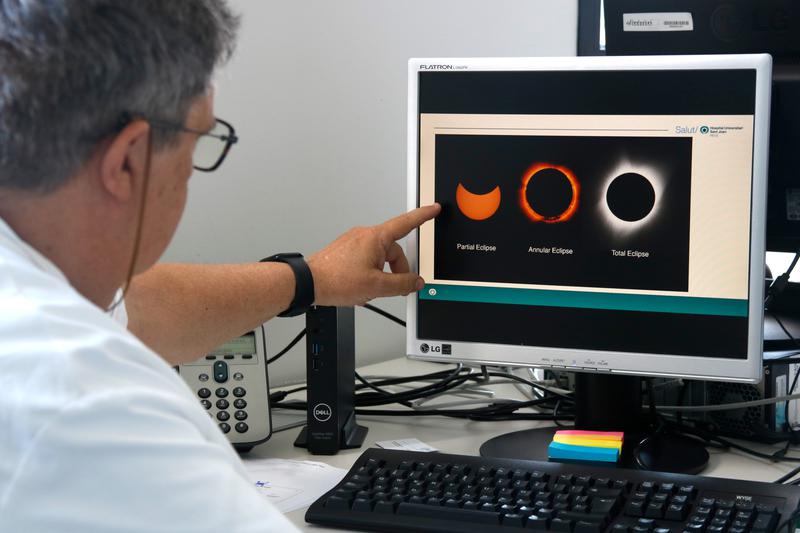 Pere Romero, head of ophthalmology at Sant Joan de Reus University Hospital, points to an image of the eclipse.